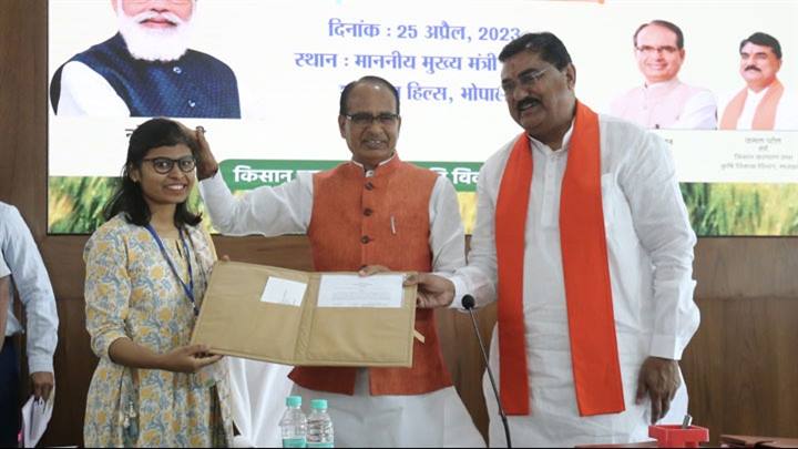 कृषि अधिकारी किसानों का भविष्य बनाने प्रामाणिक सेवाएँ दें: मुख्यमंत्री श्री चौहान